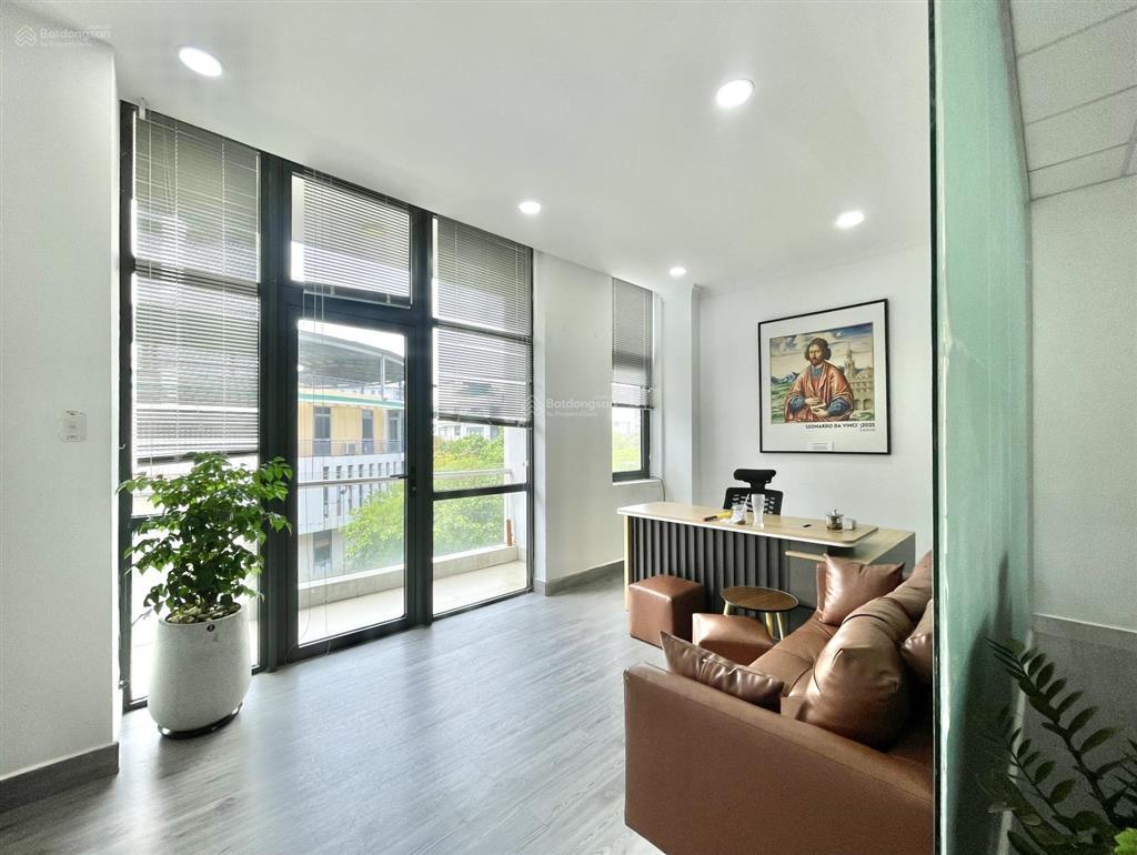 Cho thuê văn phòng 5x12m sàn 50m2, có ban công, view trường học. giá chỉ 8 triệu/tháng