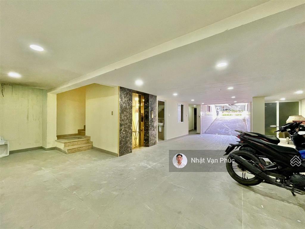Tòa nhà văn phòng 25m2, có ban công, cửa sổ, thang máy, hầm xe, giá chỉ 5 triệu/tháng