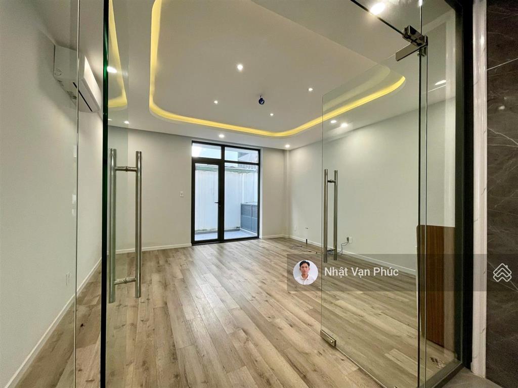 Tòa nhà văn phòng 25m2, có ban công, cửa sổ, thang máy, hầm xe, giá chỉ 5 triệu/tháng