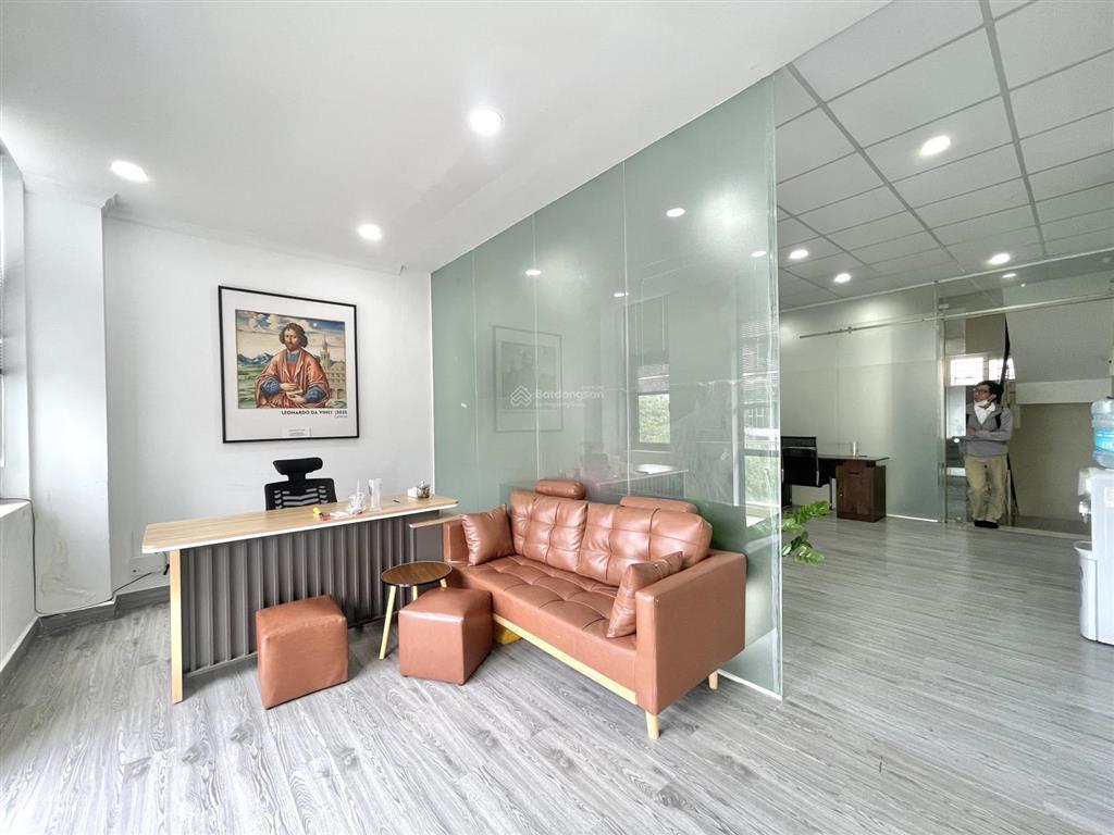 Cho thuê văn phòng 5x12m sàn 50m2, có ban công, view trường học. giá chỉ 8 triệu/tháng