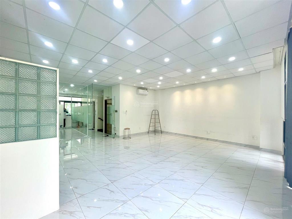 Tòa nhà văn phòng  cho thuê tầng 2  7x12m sàn, có ban công, thang máy, hầm xe chỉ 11 triệu