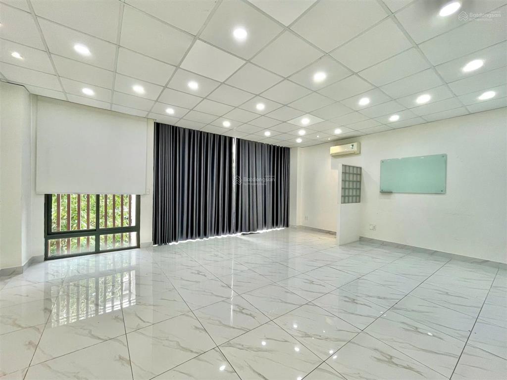 Tòa nhà văn phòng  cho thuê tầng 2  7x12m sàn, có ban công, thang máy, hầm xe chỉ 11 triệu