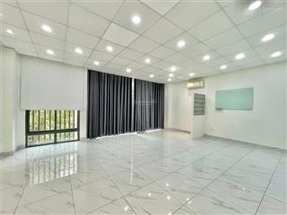 Tòa nhà văn phòng  cho thuê tầng 2  7x12m sàn, có ban công, thang máy, hầm xe chỉ 11 triệu