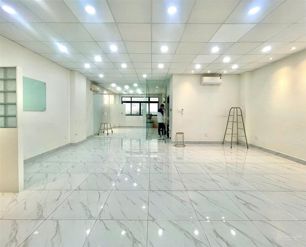 Tòa nhà văn phòng  cho thuê tầng 2  7x12m sàn, có ban công, thang máy, hầm xe chỉ 11 triệu