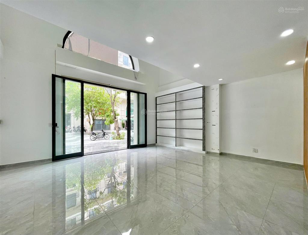 Tầng trệt 7x21m shophouse đường 41, có thang máy, lối đi riêng, hầm để xe, giờ giấc thoải mái