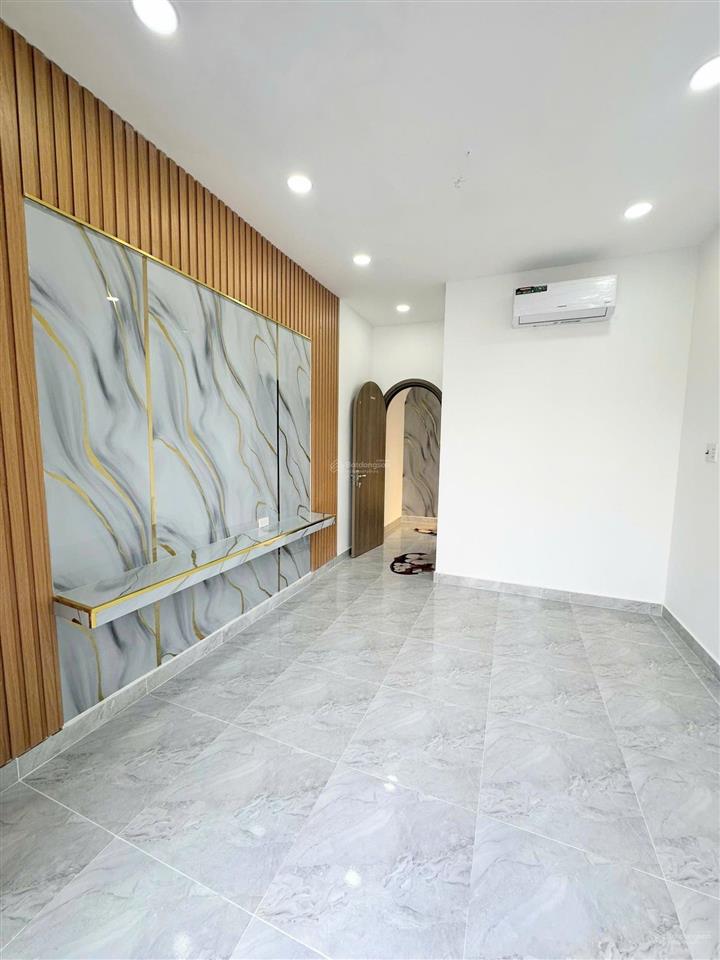 Nhà đẹp 3 tầng ban công không quy hoạch q4