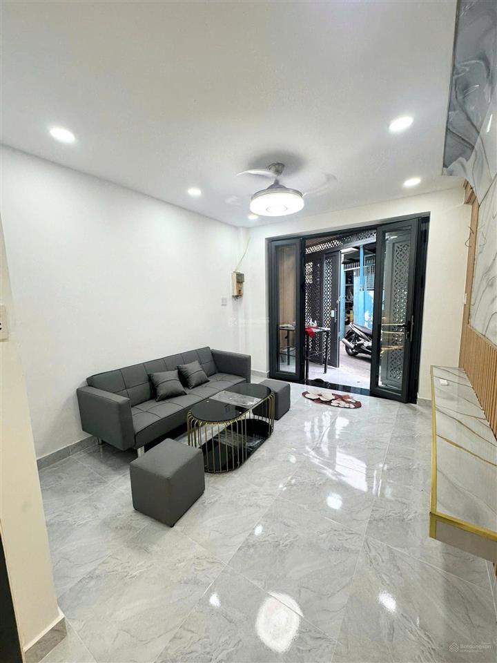 Nhà đẹp 3 tầng ban công không quy hoạch q4
