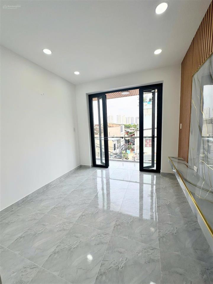 Nhà đẹp 3 tầng ban công không quy hoạch q4