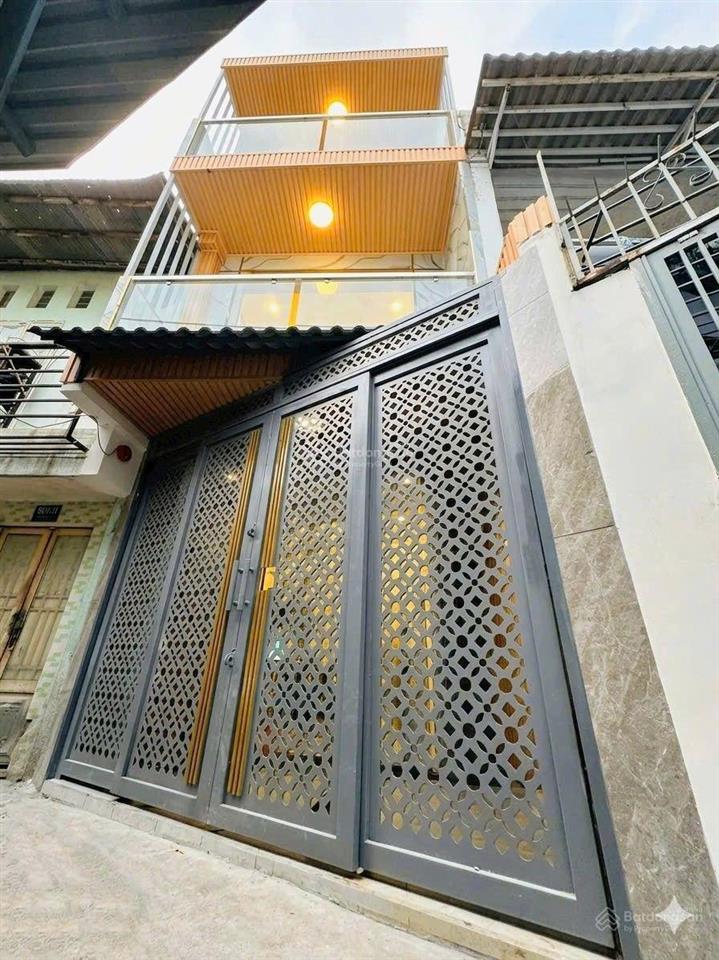 Nhà đẹp 3 tầng ban công không quy hoạch q4