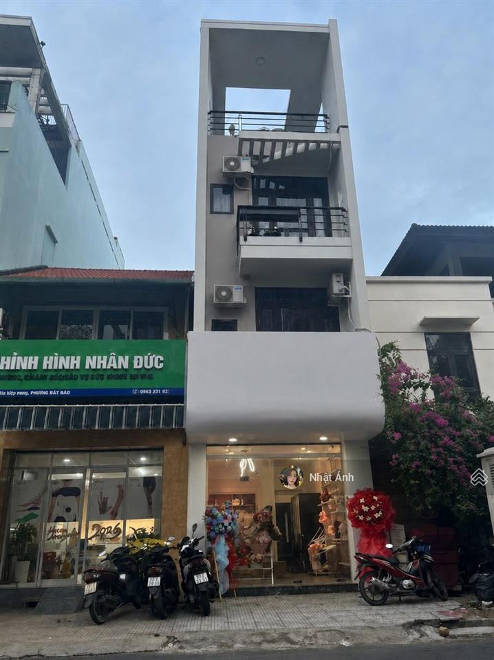 Kẹt ngân hàng bán gấp mặt tiền nguyễn thái bình  4mx18m  4 tầng có sẵn hđt. giá bán 17.5 tỷ
