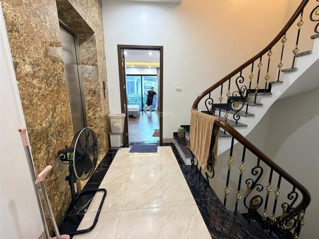 Bán gấp nhà mặt ngõ ô tô đường trường chinh. 65m²  6 tầng. thang máy. gara ô tô.