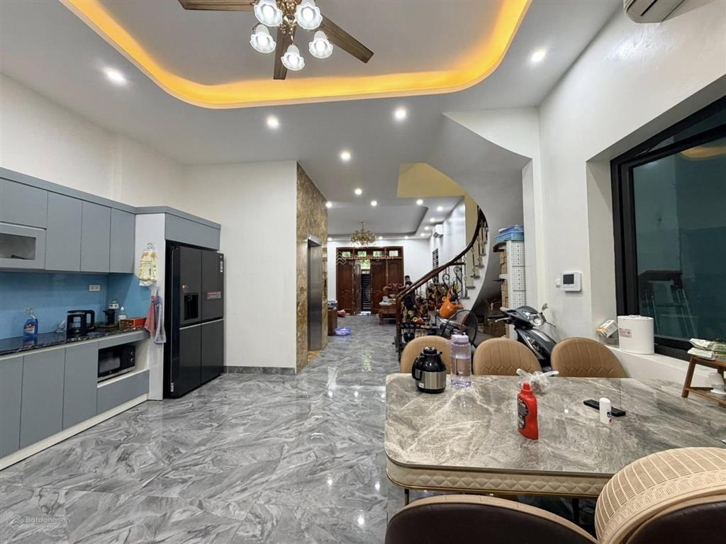 Bán gấp nhà mặt ngõ ô tô đường trường chinh. 65m²  6 tầng. thang máy. gara ô tô.
