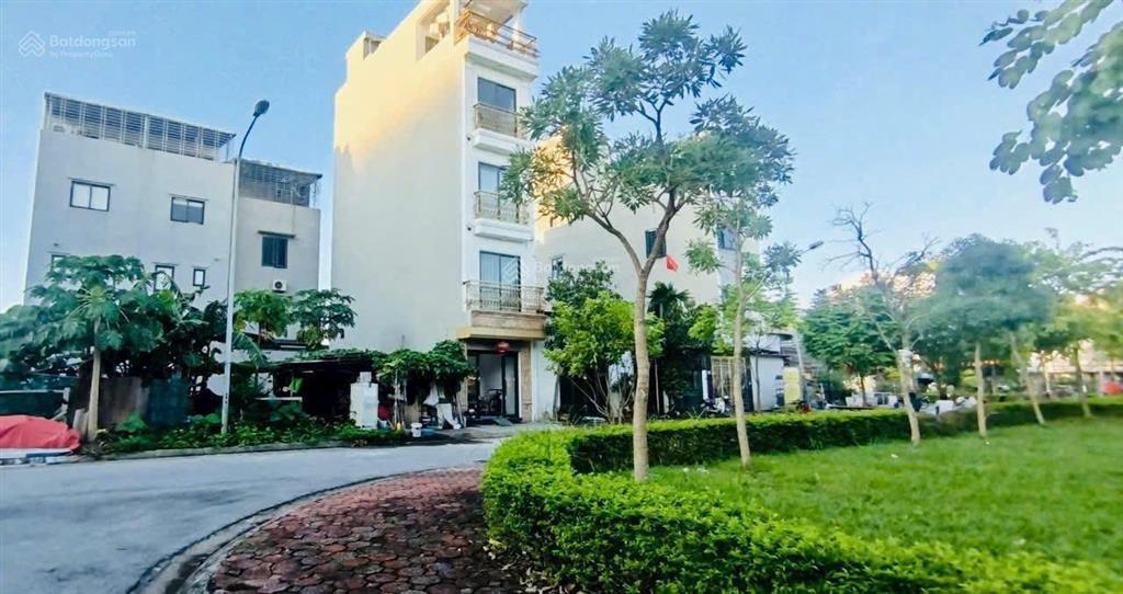 Tdc giang biên  việt hưng ô tô tránh  vỉa hè 3m. chỉ 8.8 tỷ còn bớt  nhanh tay thì còn