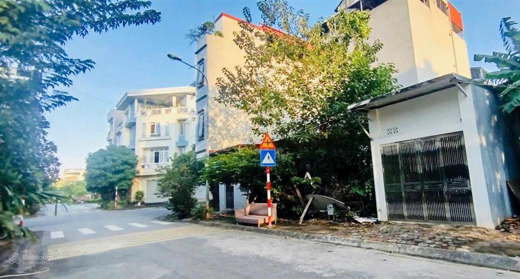 Tdc giang biên  việt hưng ô tô tránh  vỉa hè 3m. chỉ 8.8 tỷ còn bớt  nhanh tay thì còn