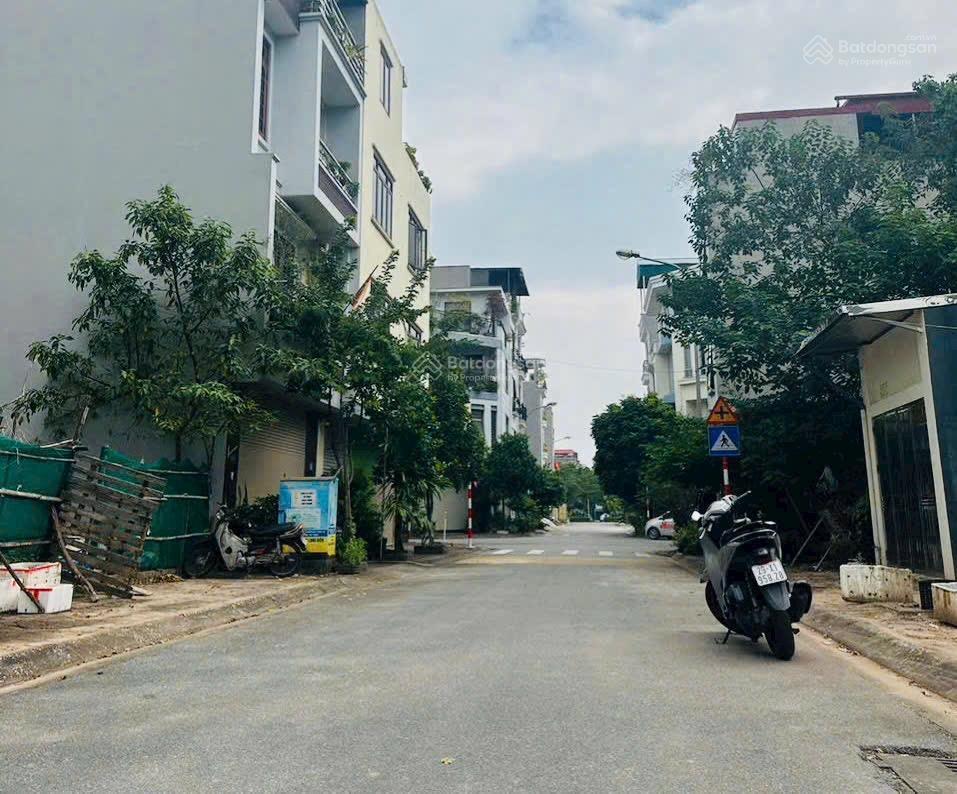 Tdc giang biên  việt hưng ô tô tránh  vỉa hè 3m. chỉ 8.8 tỷ còn bớt  nhanh tay thì còn