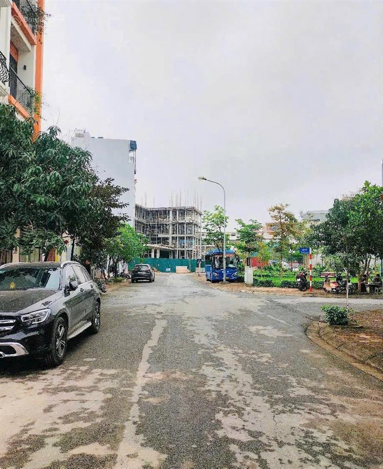 Tdc giang biên  việt hưng ô tô tránh  vỉa hè 3m.
dt 48m²  mt 4,30m view vườn hoa, nhà