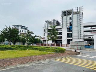 Tdc giang biên  việt hưng ô tô tránh  vỉa hè 3m.
dt 48m2  mt hơn 4m view vườn hoa, nha