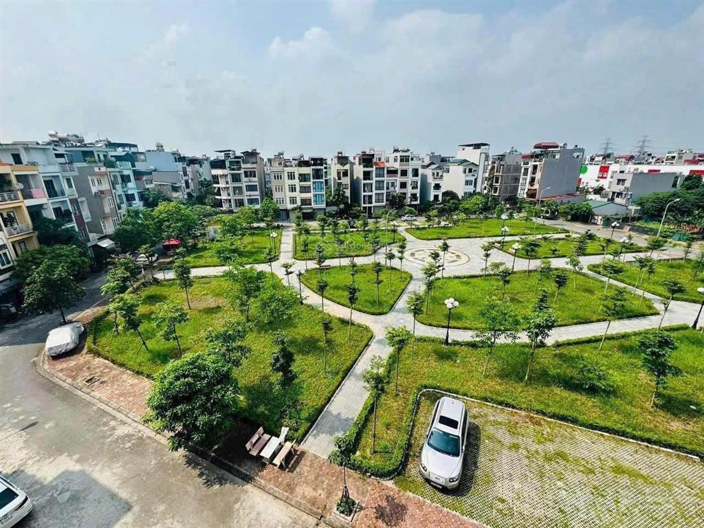 Tdc giang biên  việt hưng ô tô tránh  vỉa hè 3m.
dt 48m²  mt 4,30m view vườn hoa, nhà