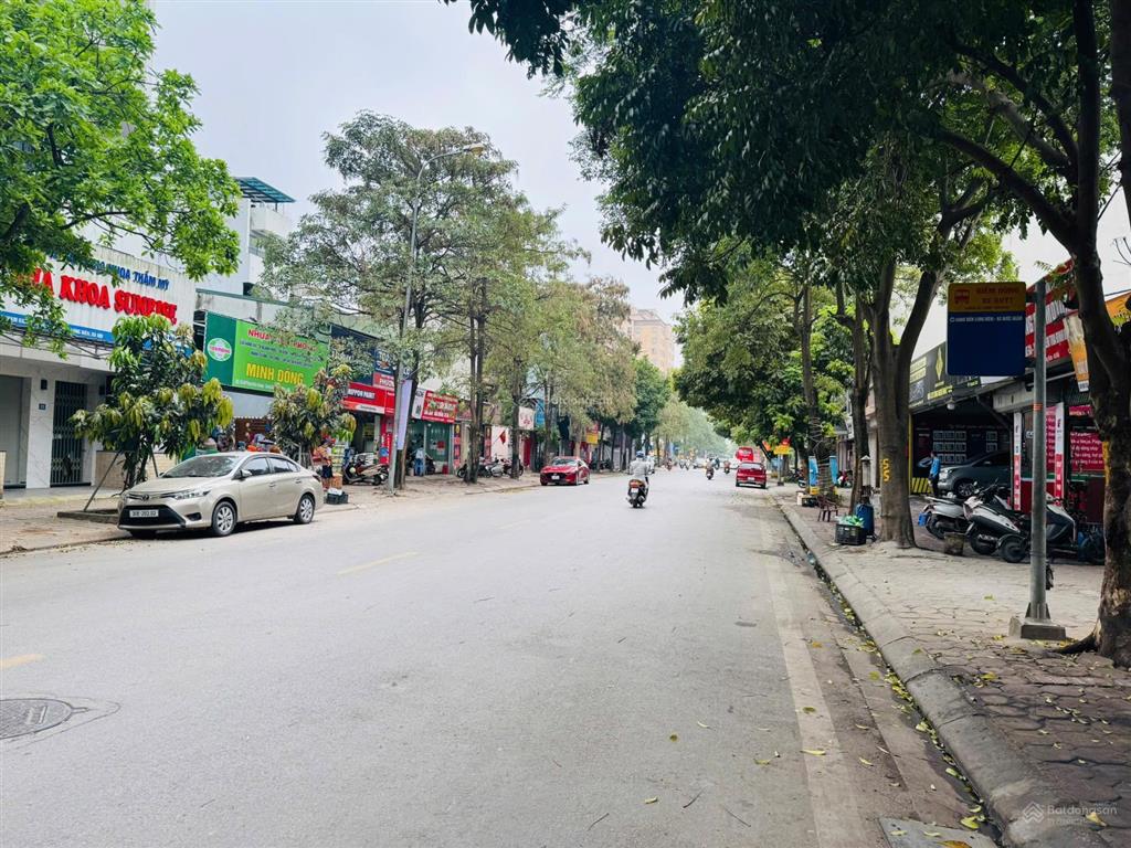 Vị trí cực vip mặt phố phạm khắc quảng  giang biên  việt hưng.
đường rộng 22m, vỉa hè 5m. sẵn nhà