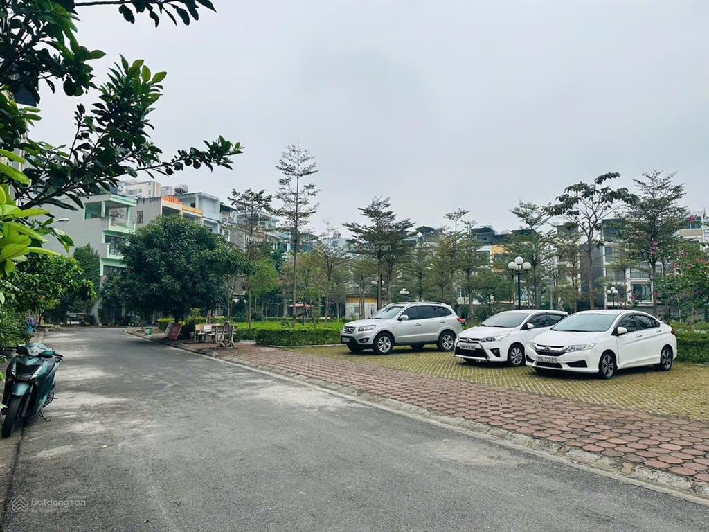 Lô góc cực đẹp,tđc giang biên  việt hưng  lb.
dt 90m2, mt đá bóng, giá hấp dẫn kính mời quí khách