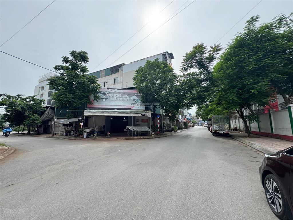 Lô góc cực đẹp,tđc giang biên  việt hưng  lb.
dt 90m2, mt đá bóng, giá hấp dẫn kính mời quí khách