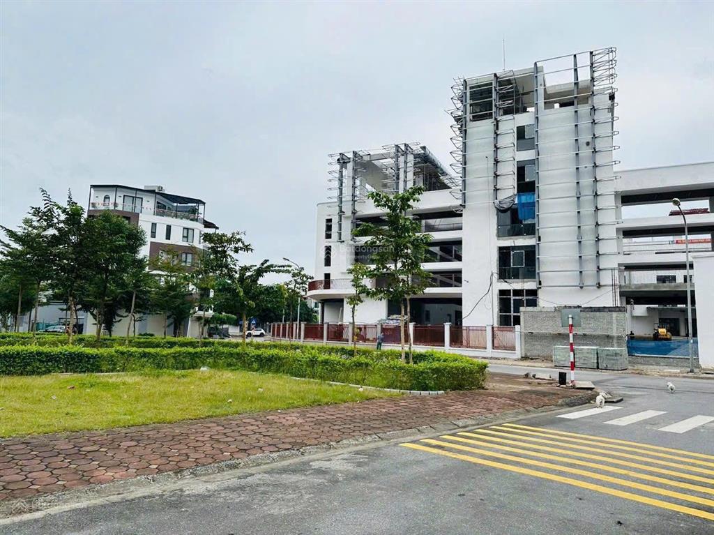 Lô góc cực đẹp,tđc giang biên  việt hưng  lb.
dt 90m2, mt đá bóng, giá hấp dẫn kính mời quí khách