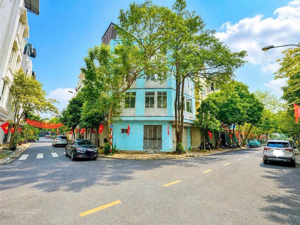 Căn góc hiếm vị trí cực đẹp, tđc giang biênviệt hưng.
hai mặt đường rộng 11m và đường 13m vừa ở kd