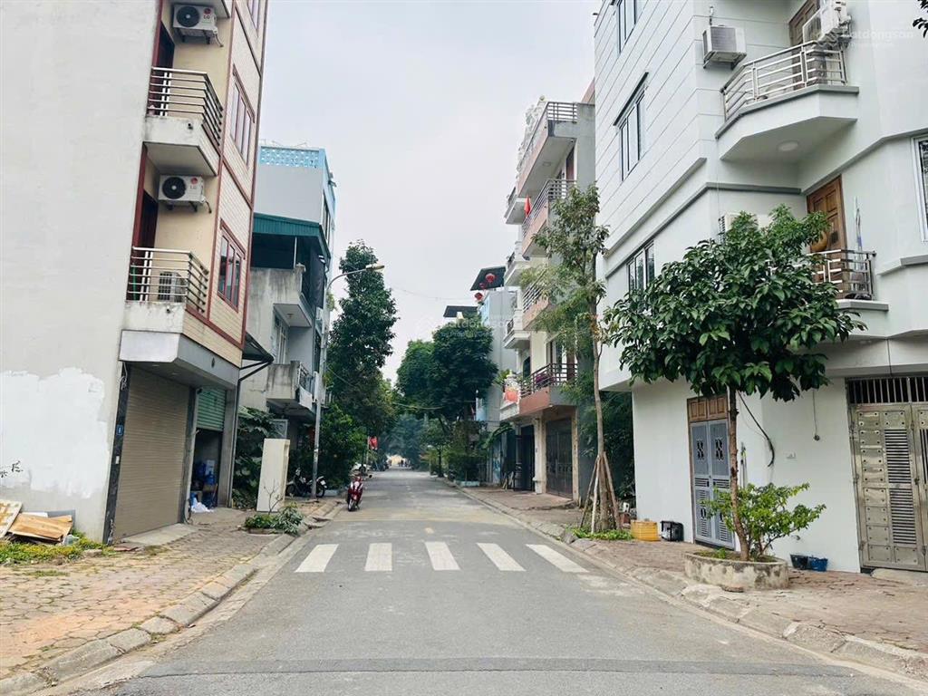 Tdc giang biên  việt hưng ô tô tránh  vỉa hè 3m.
chỉ 12,5 tỷ còn bớt. dt 40m²  mt 4,2m