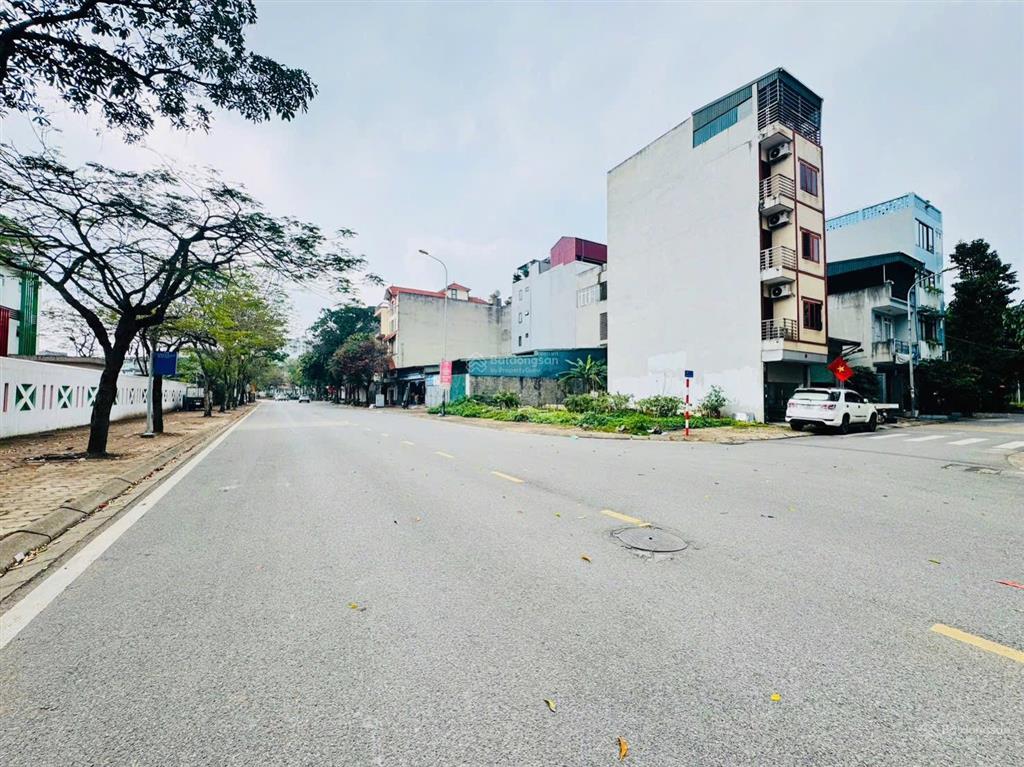 Tdc giang biên  việt hưng ô tô tránh  vỉa hè 3m.
chỉ 12,5 tỷ còn bớt. dt 40m²  mt 4,2m