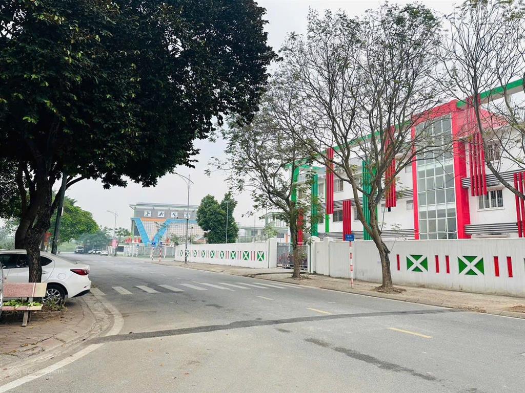 Tdc giang biên  việt hưng ô tô tránh  vỉa hè 3m.
chỉ 12,5 tỷ còn bớt. dt 40m²  mt 4,2m