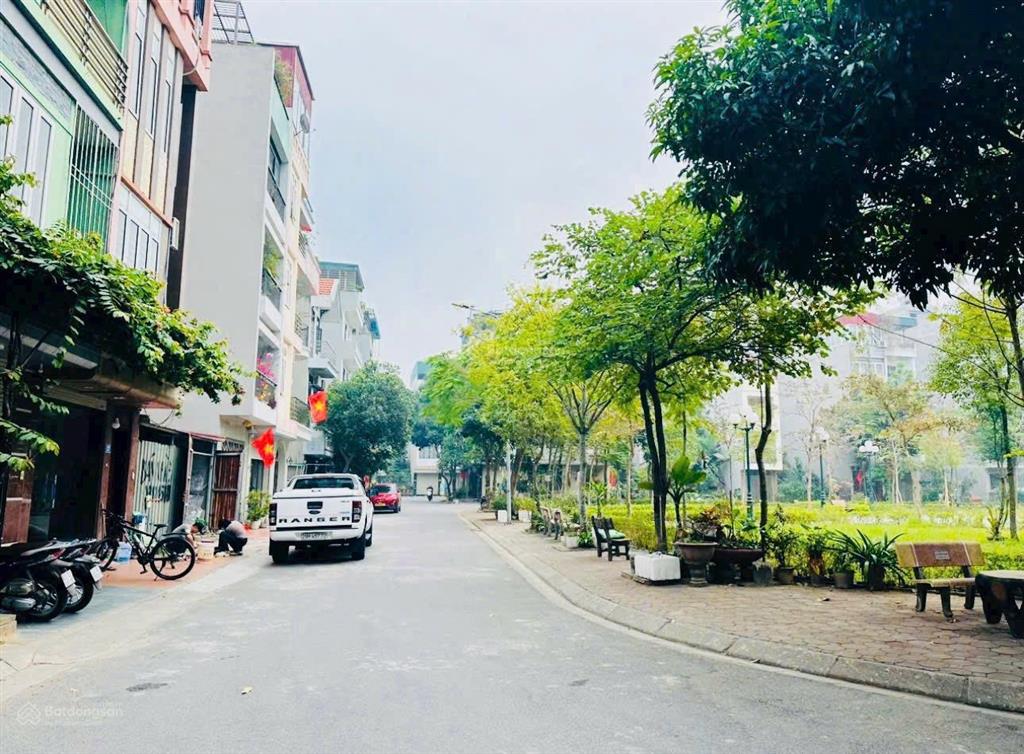 Hoa hậu  tdc giang biên  việt hưng, ô tô tránh  vỉa hè 3m.
dt 64m2  mt 4.20m view vườn hoa.