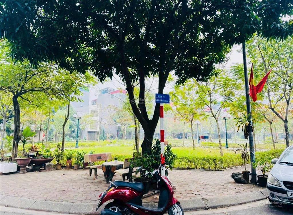 Hoa hậu  tdc giang biên  việt hưng, ô tô tránh  vỉa hè 3m.
dt 64m2  mt 4.20m view vườn hoa.