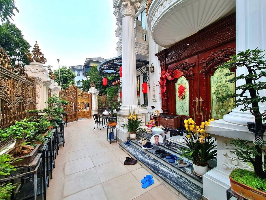 Bán bt kđt việt hưng, long biên, lô góc, sân vườn, hồ cá 250m2, 5 tầng, thang máy, full nội thất.