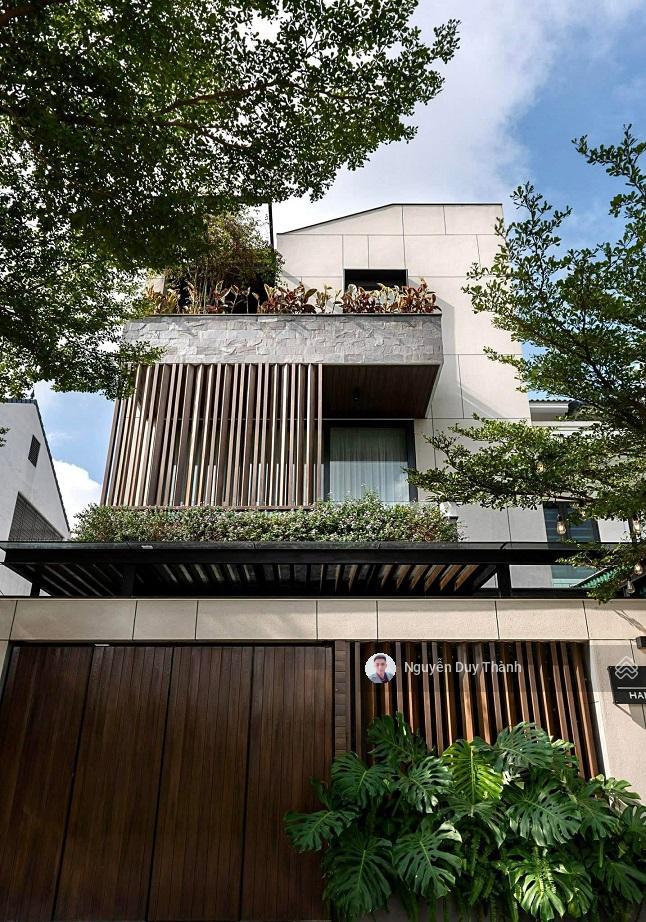 Bán bt kđt tp giao lưu, lô góc, sân vườn, 245m2, 4t, mt 16m, full nội thất, 86tỷ. giá tốt 2 thoáng