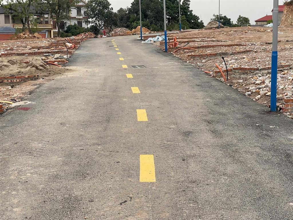 Đất 2 mặt tiền giáp chợ núi gia bình bắc ninh.