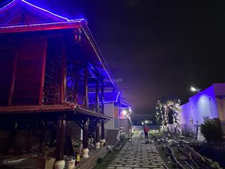 Cần bán khu nhà gỗ diện tích 1.100 mét vuông. full thổ cư 5 phòng ngủ. một phòng rượu, một nhà xây