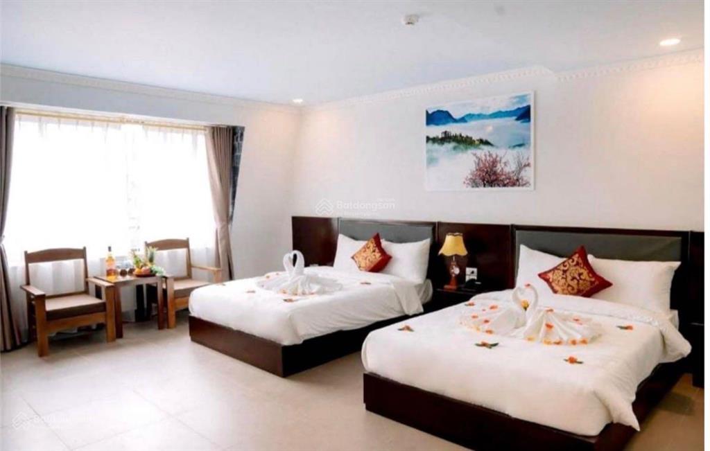 Bán khách sạn 3 mặt tiền trung tâm thị xã sa pa
