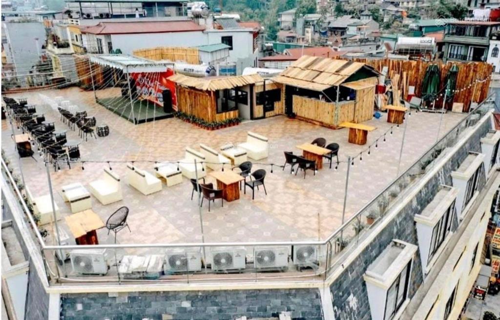 Bán khách sạn 3 mặt tiền trung tâm thị xã sa pa
