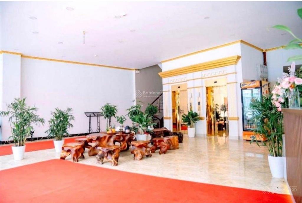 Bán khách sạn 3 mặt tiền trung tâm thị xã sa pa