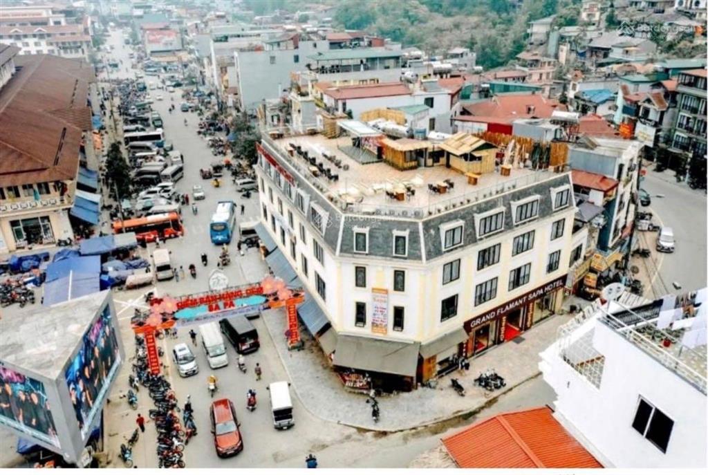 Bán khách sạn 3 mặt tiền trung tâm thị xã sa pa