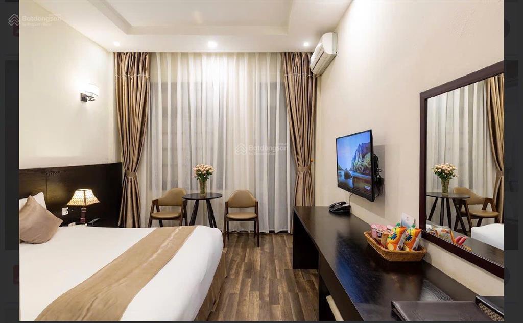 Bán khách sạn 3 sao 5 tầng hai mặt tiền trung tâm sapa