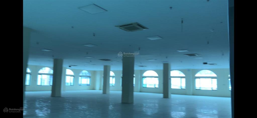 Cho thuê 8000m2 toà nhà làm shoowroom, toà văn phòng, diện tích 2000m2x4tầng. giá thuê 420tr/tháng