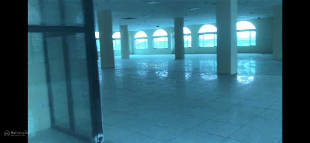Cho thuê 8000m2 toà nhà làm shoowroom, toà văn phòng, diện tích 2000m2x4tầng. giá thuê 420tr/tháng