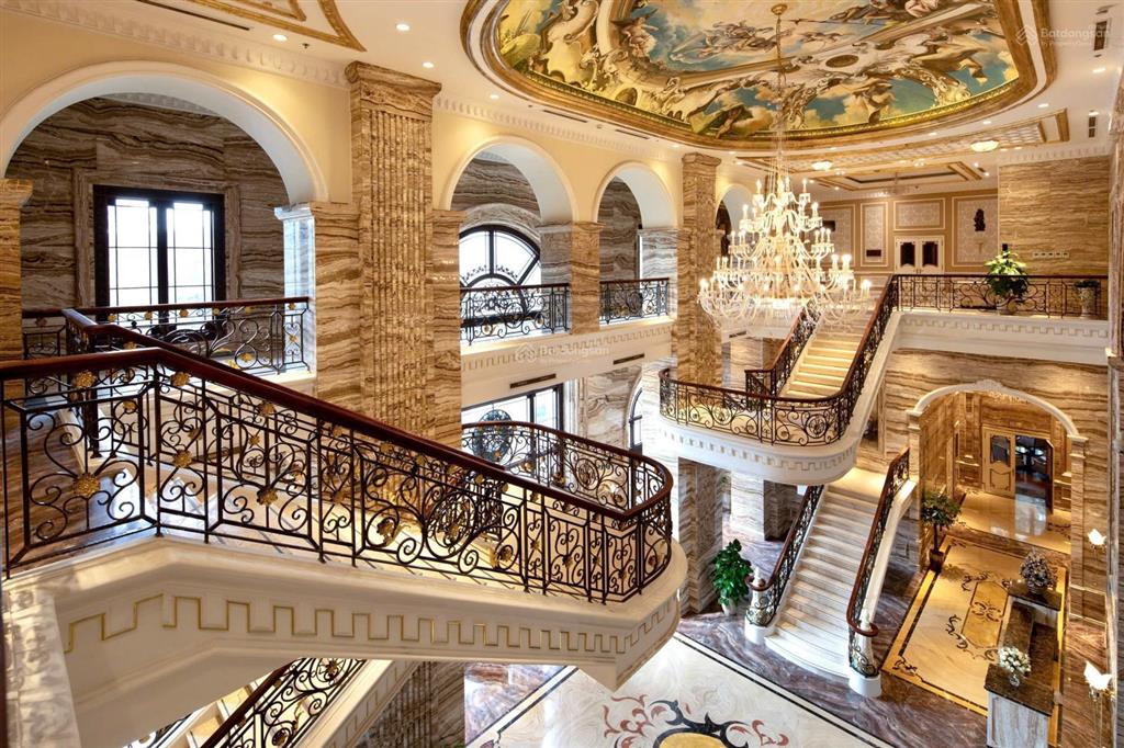 Bán căn 3 phòng ngủ hướng đông 165m2 giá tốt 24,2 tỷ.  0949 472 ***
