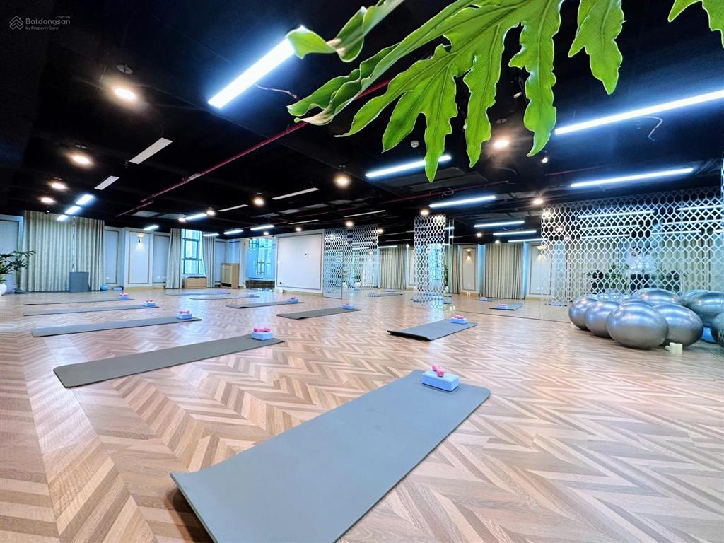 Bán căn 3 phòng ngủ hướng đông 165m2 giá tốt 24,2 tỷ.  0949 472 ***