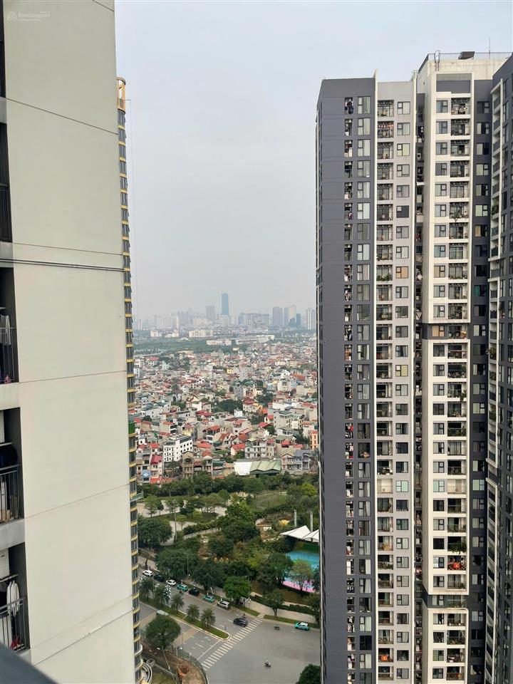 Bán nhanh căn studio tòa s303 gần nhà xe, giá chỉ 2,4 tỷ bao phí.  0915 830 ***