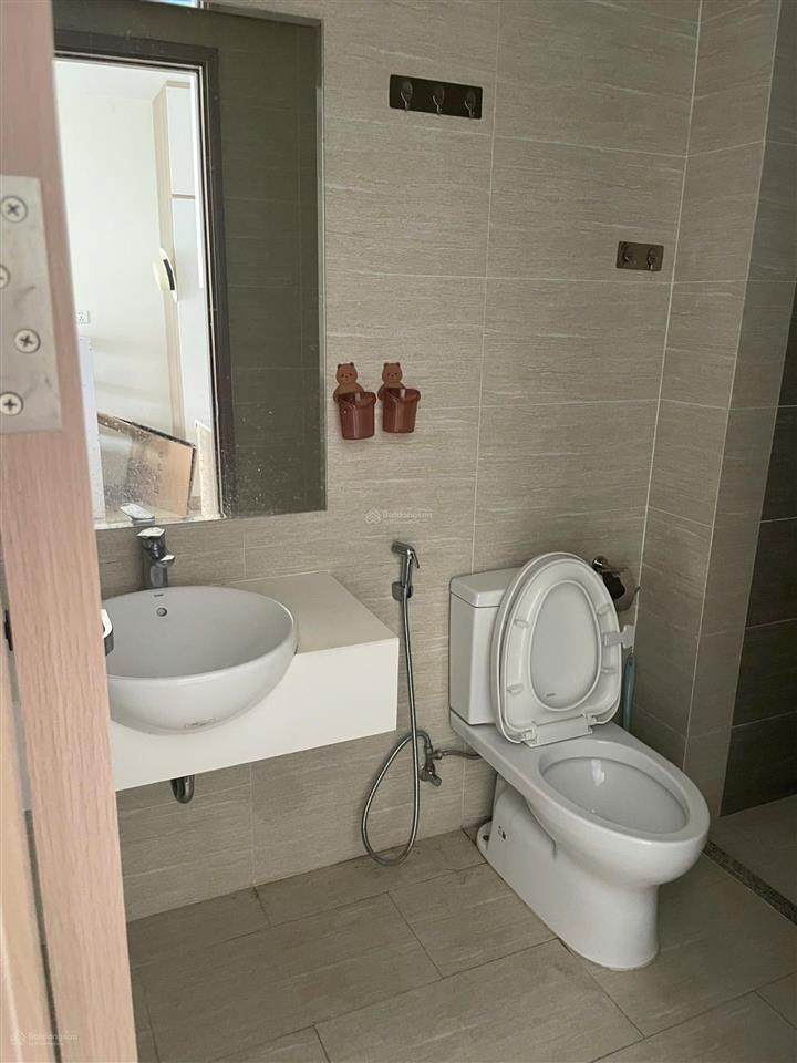 Bán nhanh căn studio tòa s303 gần nhà xe, giá chỉ 2,4 tỷ bao phí.  0915 830 ***