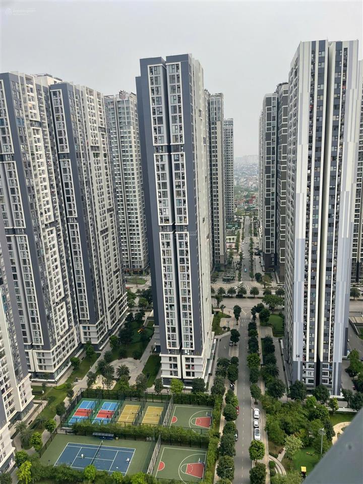 Bán nhanh căn studio tòa s303 gần nhà xe, giá chỉ 2,4 tỷ bao phí.  0915 830 ***