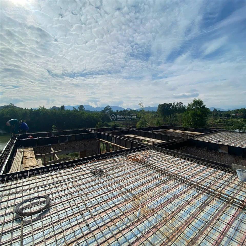 Chủ nhà cần tiền bán gấp 6.500m2 đất tặng nhà 400m2 x2 tầng thích hợp homtay, nghỉ dưỡng.