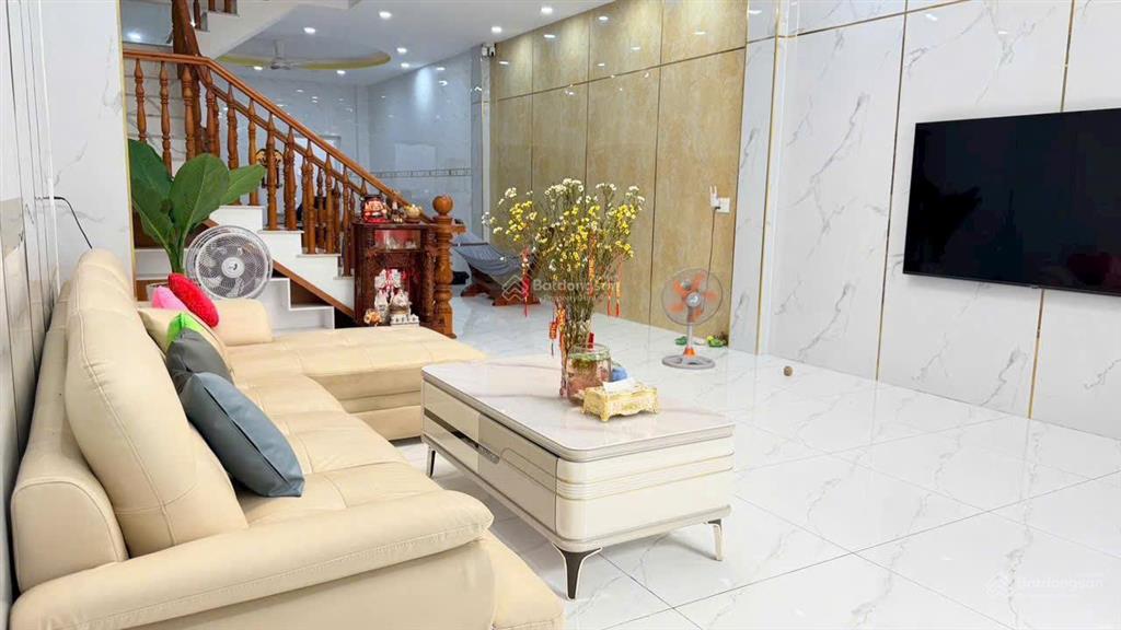 Nhà đẹp xây mới 100% mt đường 14m khu ao sen 5 x 20m 3 tầng  cách aeon malll 200m